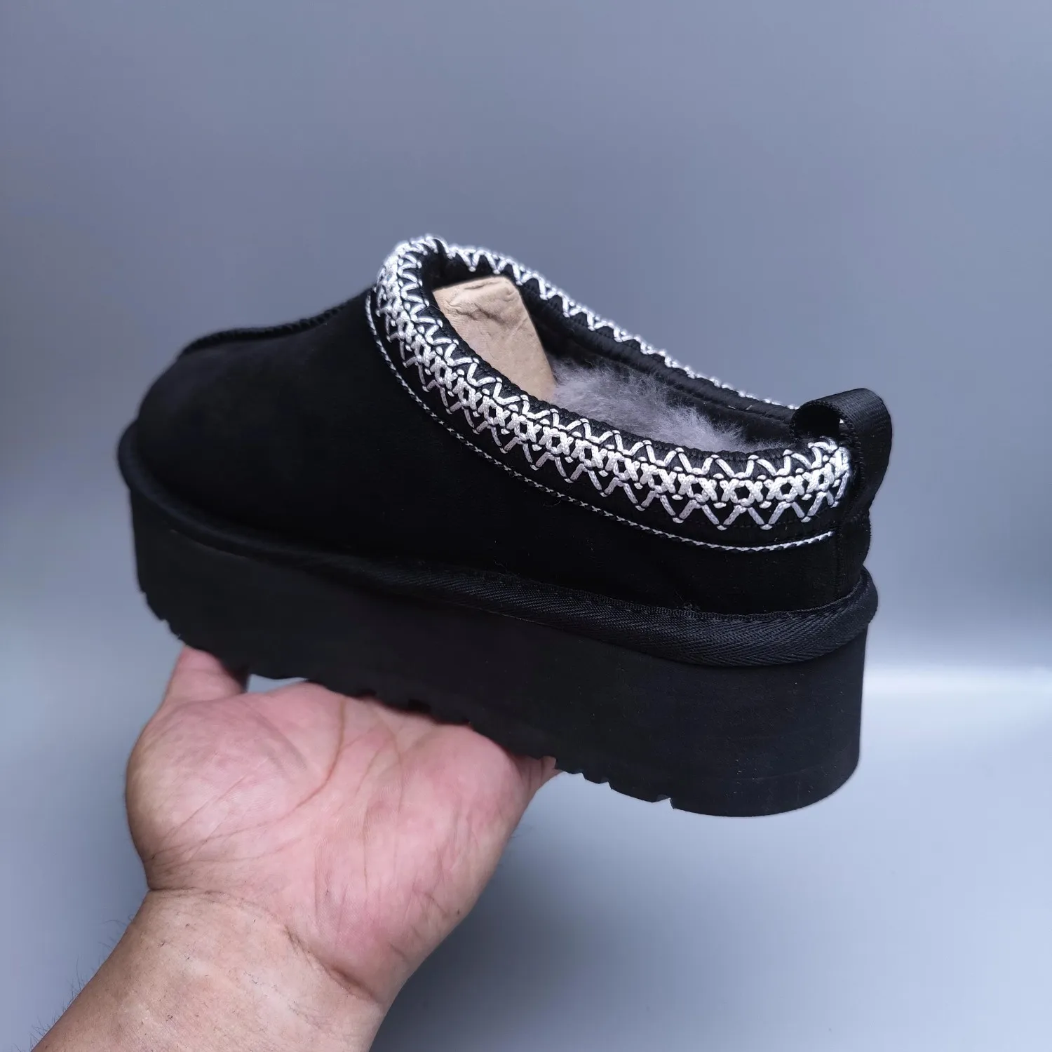 💰440 UGG sheepskin all-in-one snow boots 2553 co-branded national trend style thick-soled one-leg women’s snow boots🐾~ 🍭 A co-branded trendy item launched with well-known designer brands Feng Chen Wang and TELFAR. Zhou Dongyu & Wang Jiaer’s same style Fang Kete boots. The slip-on design makes it easy to put on and take off, and can be used indoors or outdoors. The exotic edging design is eye-catching, and it is definitely worth buying~ 🍭Material: cowhide➕sheep fur Outsole: rubber (light wing technology) 🍭Color: black, maroon, sand, dark green, light gray, chocolate, beige, walnut, brown, dark gray, red 🍭Number of codes: 35-42